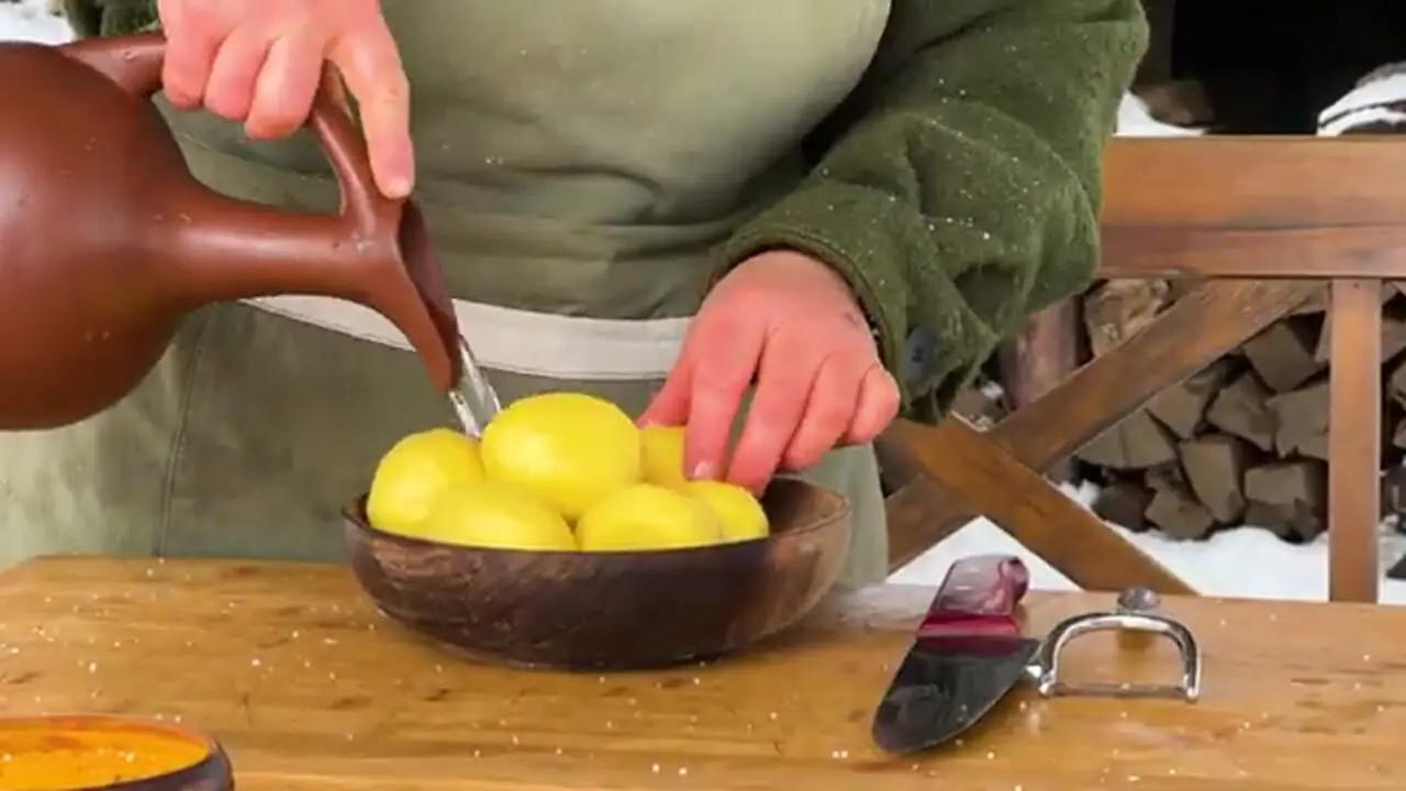 غذای روستایی در آذربایجان؛ پخت یک غذای خاص با غاز در هوای برفی