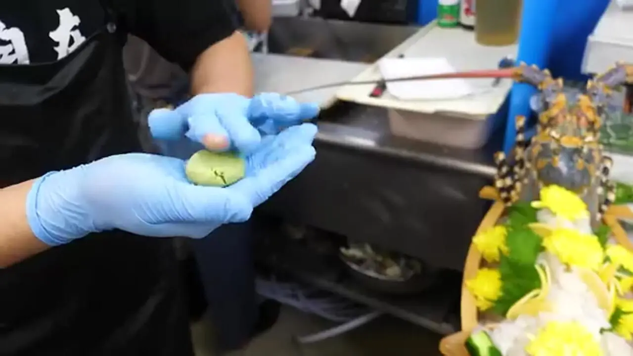 غذای خیابانی در ژاپن؛ تهیه چند نوع غذا با لابستر غول پیکر در توکیو