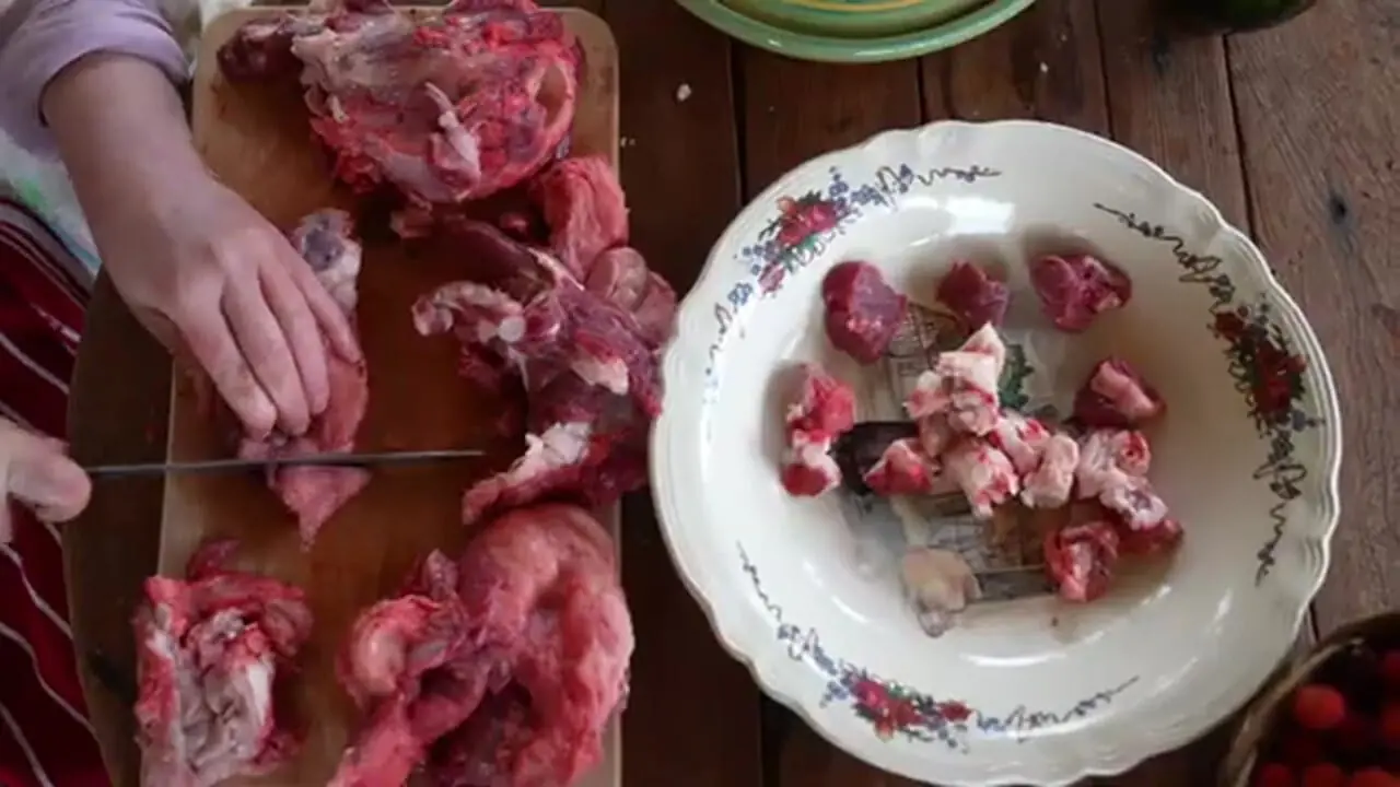 غذای روستایی در مراکش؛ برداشت توت وحشی و پخت خوراک زبان گاو