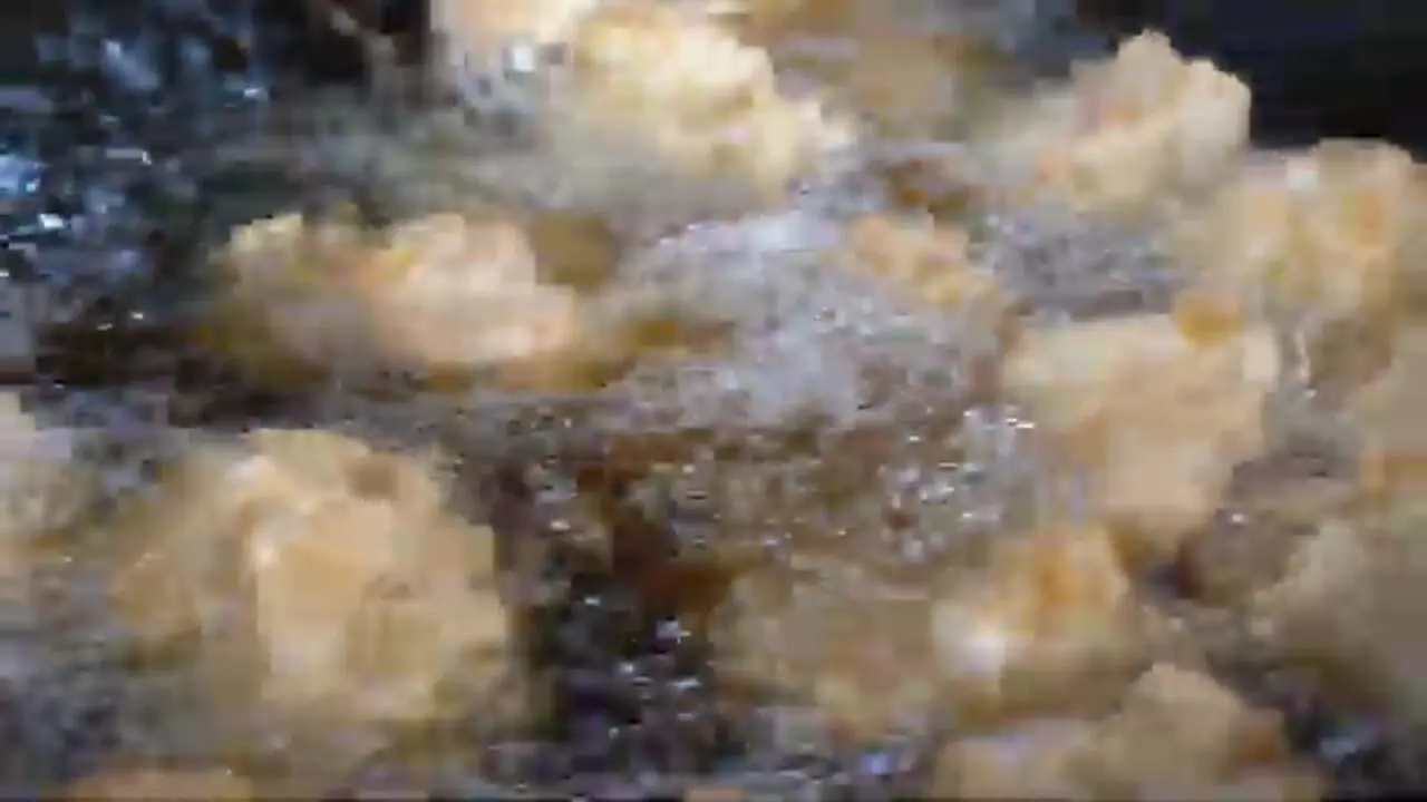 ببینید| غذای خیابانی در مالزی؛ جک فروت و موز سرخ شده در پنانگ