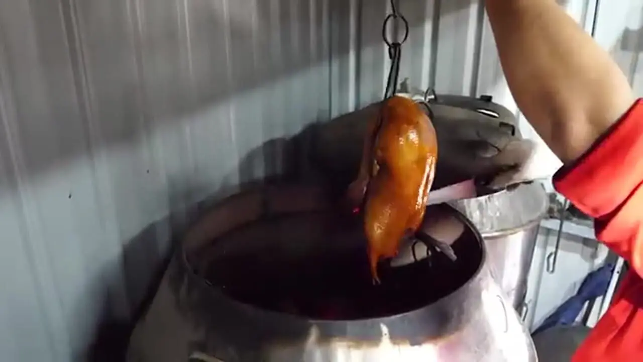 غذای خیابانی در تایوان؛ کباب کردن اردک به روشی متفاوت در هسینچو