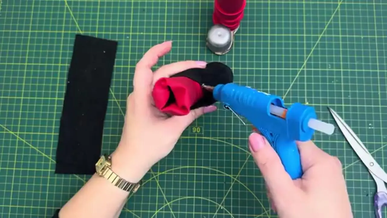 منحوه ساخت یک عروسک بابانوئل با بطری پلاستیکی در خانه