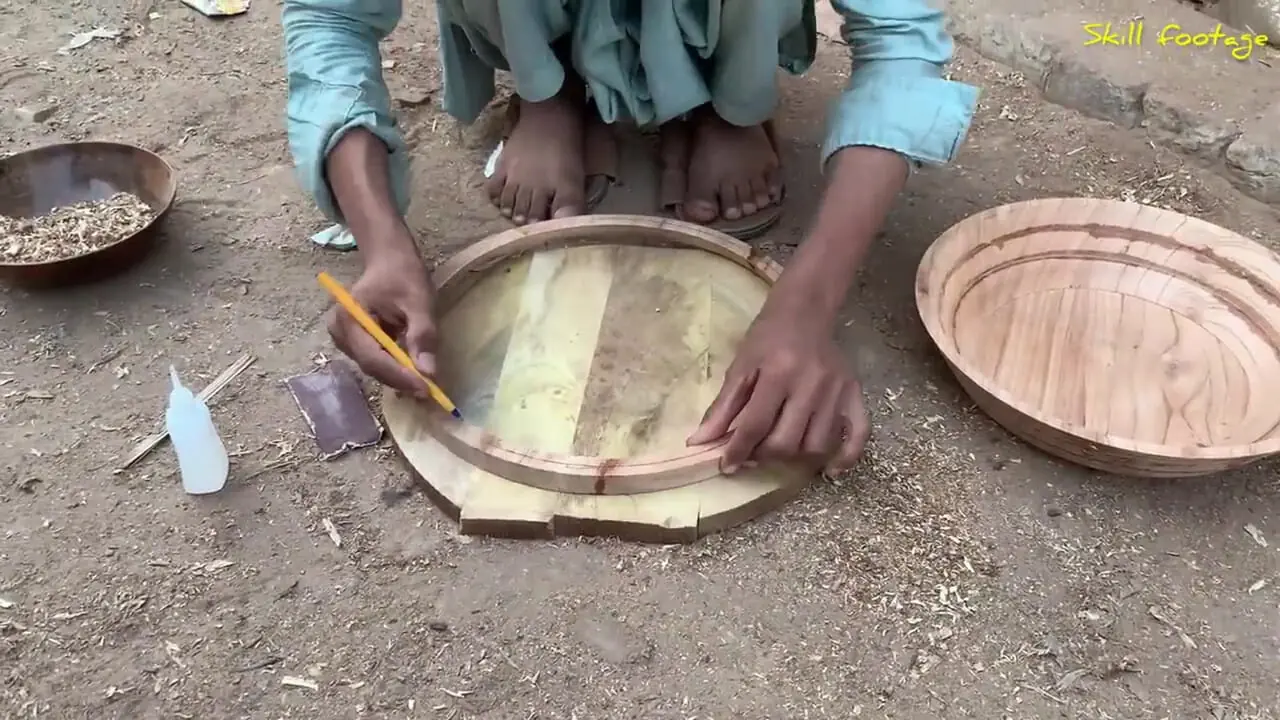 ببینید| فرآیند دیدنی تولید کاسه های چوبی زیبا در کارگاهی در پاکستان