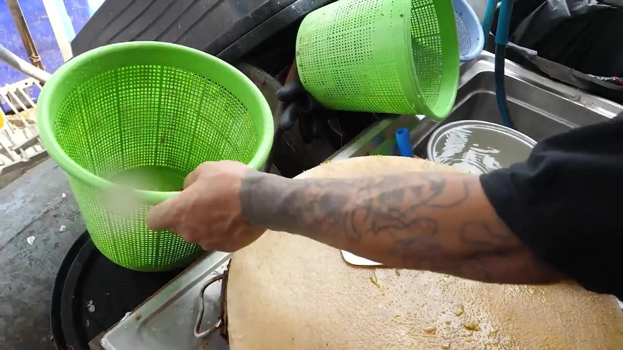 غذای خیابانی در تایلند؛ تهیه خوراک با خرچنگ، میگو و خرچنگ نعل اسبی در بانکوک