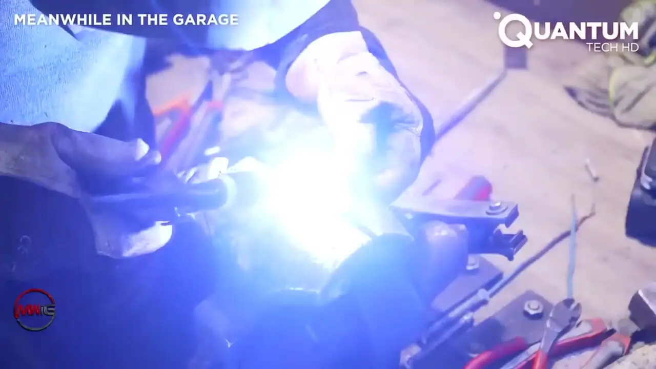 مراحل دیدنی ساخت یک تانک مینیاتوری با قطعات خودروهای قدیمی در بلژیک