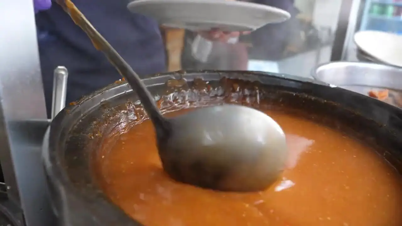 غذای خیابانی در تایوان؛ تهیه پنکیک صدف و تخم مرغ در تایپه