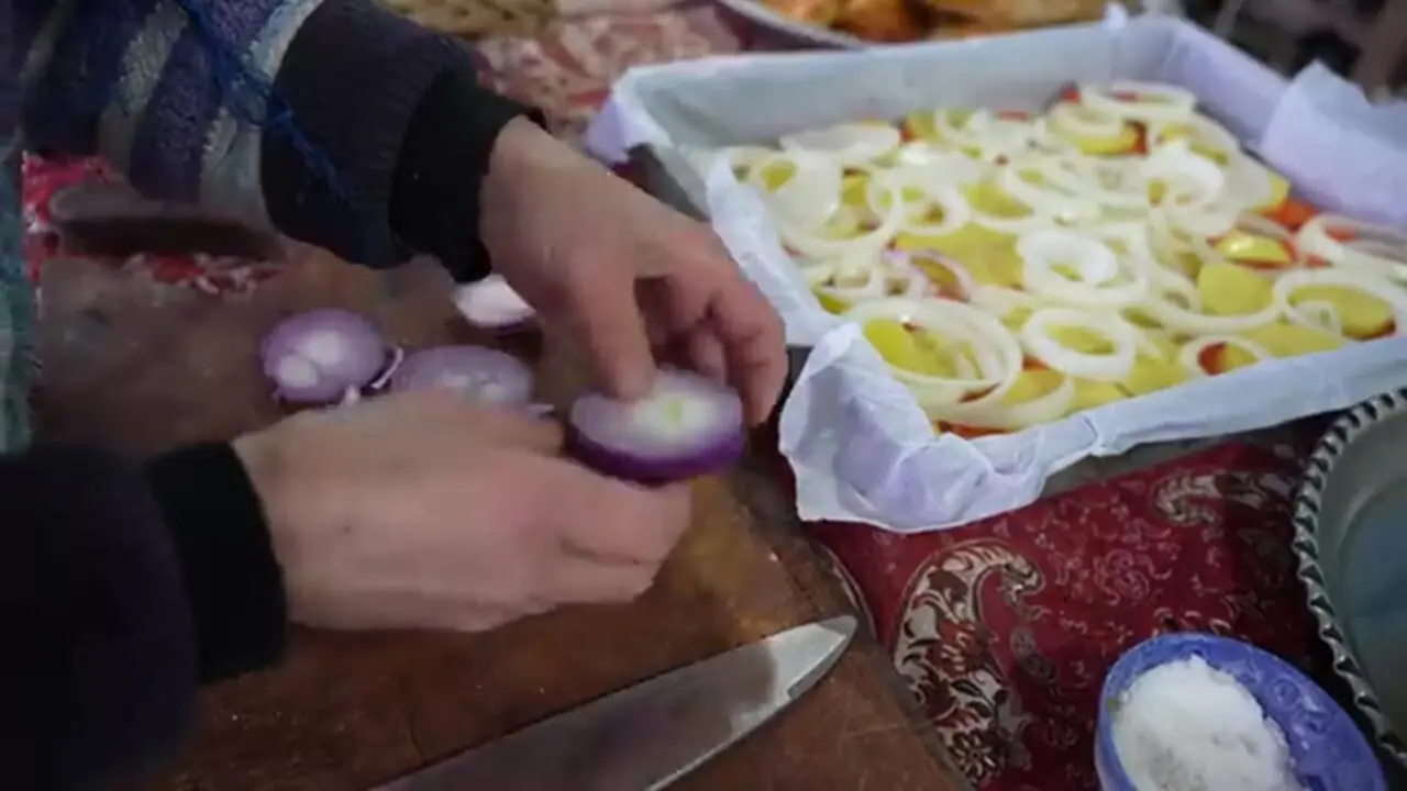 غذای روستایی در ایران؛ پخت بوقلمون شکم پر در تنور در روستایی کوهستانی