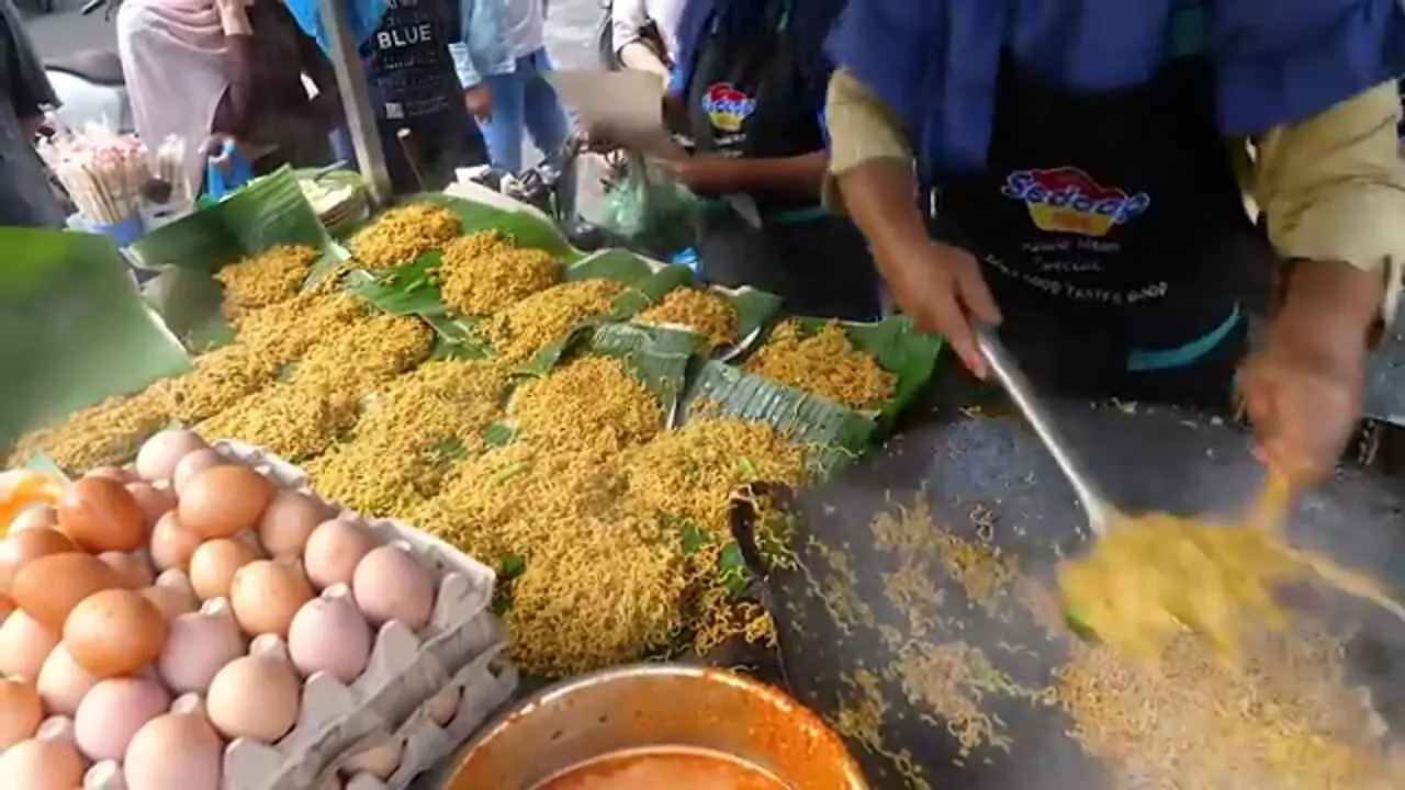 ببینید| غذای خیابانی در اندونزی؛ نودل سرخ شده با نیمرو در جاکارتا