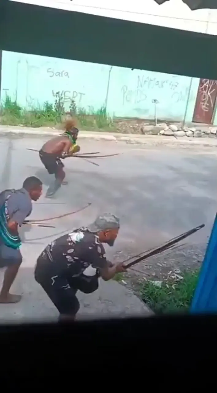 ببینید؛ صحنه درگیری اعضای یک قبیله‌؛ رقص مرگ با تیروکمان