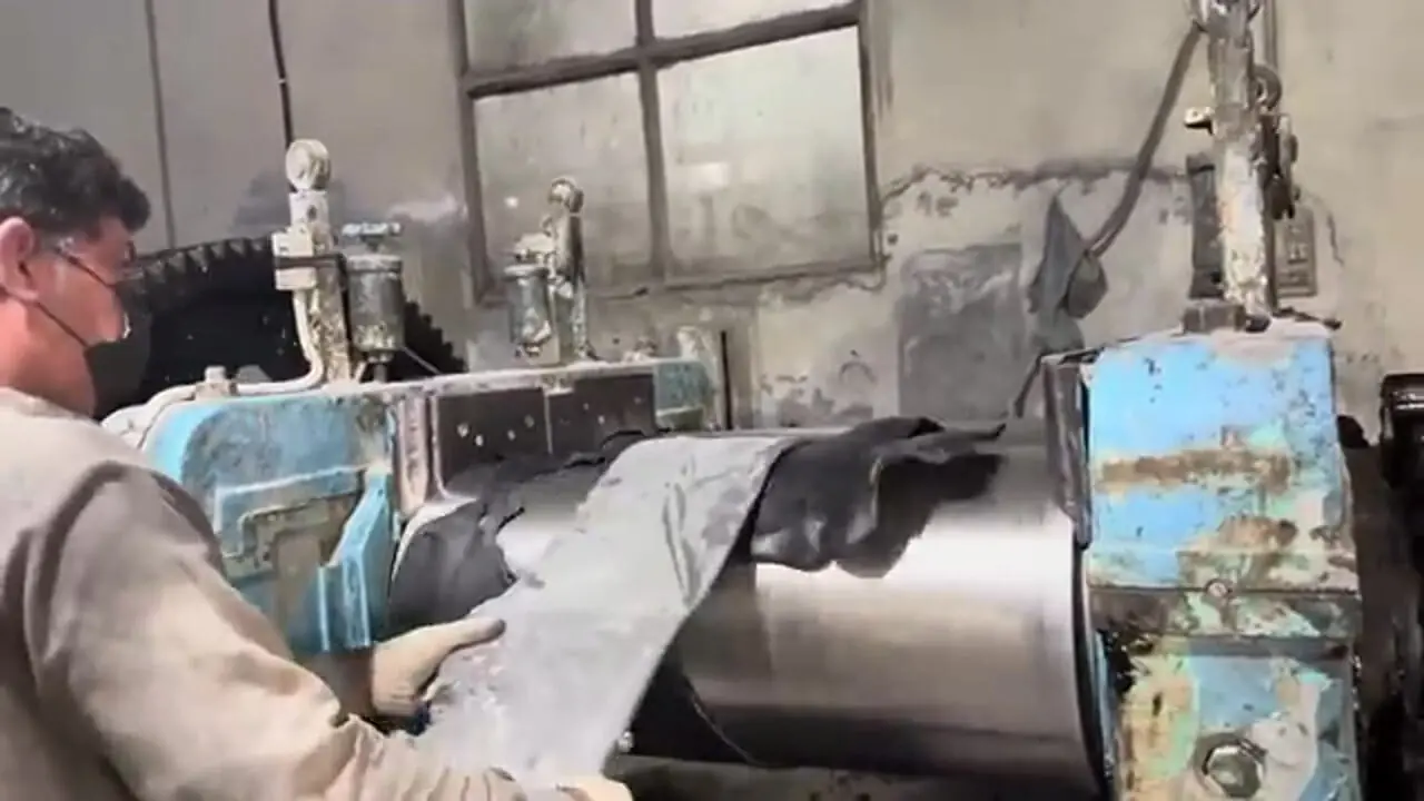 ببینید| مراحل دیدنی تولید انبوه و دستی توپ فوتبال در پاکستان