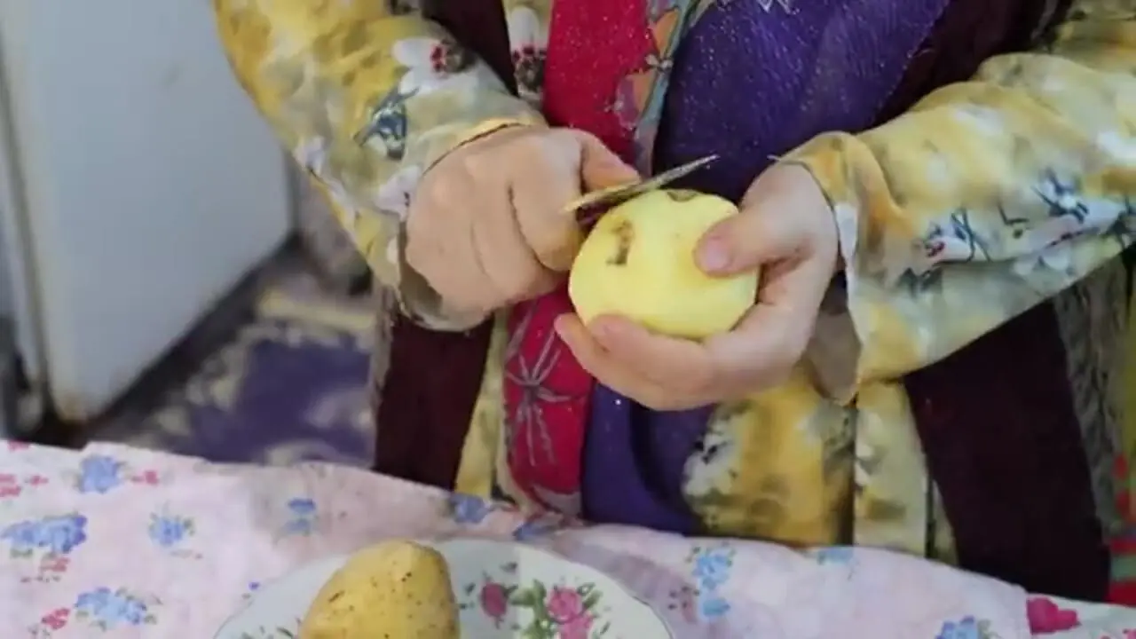 غذای روستایی در ایران؛ پخت آبگوشت سنتی بدون رب گوجه و با کلم قمری