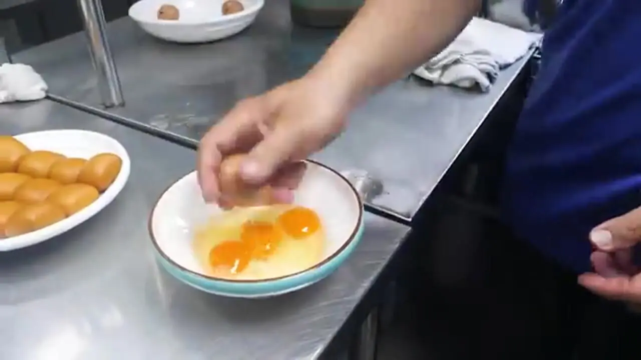 ببینید| غذای خیابانی در ویتنام؛ تهیه غذا با ایزوپادهای غول پیکر در هانوی