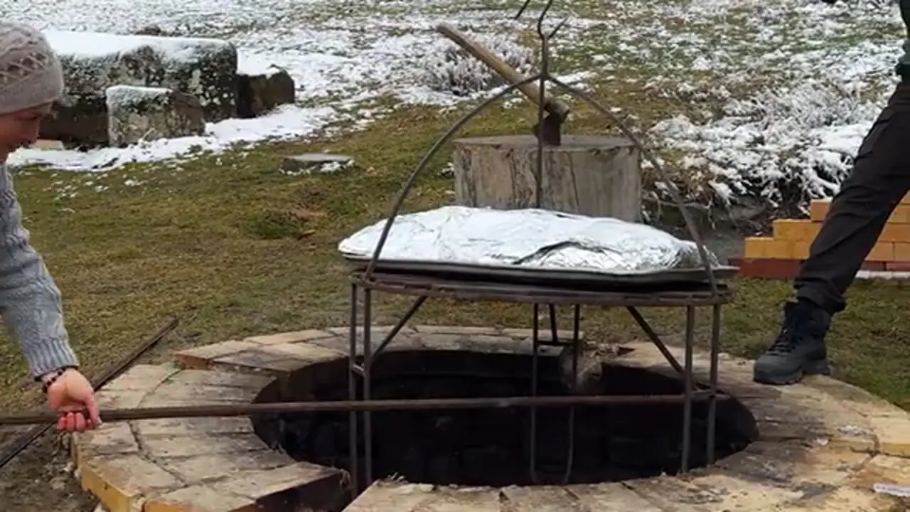 غذای روستایی در آذربایجان؛ کباب کردن بره کامل در تنور در هوای برفی