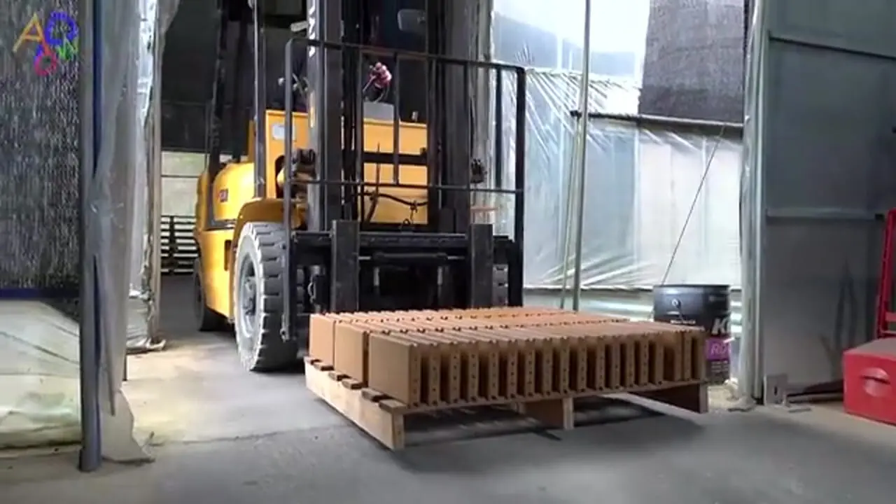 فرآیند تماشایی تولید آجر با خاک رس در کارخانه ای در کره