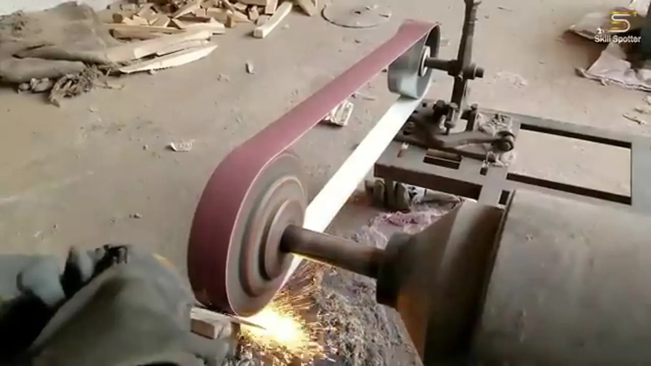 ببینید| مراحل دیدنی تولید انبوه تبر در کارگاهی در پاکستان