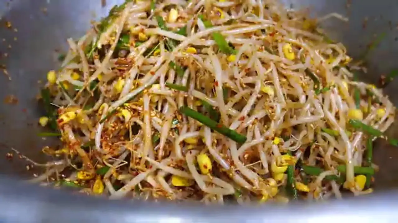 ببینید| غذای خیابانی در کره؛ فرآیند تهیه ماهی ماکرل کبابی با پیش غذا در سئول