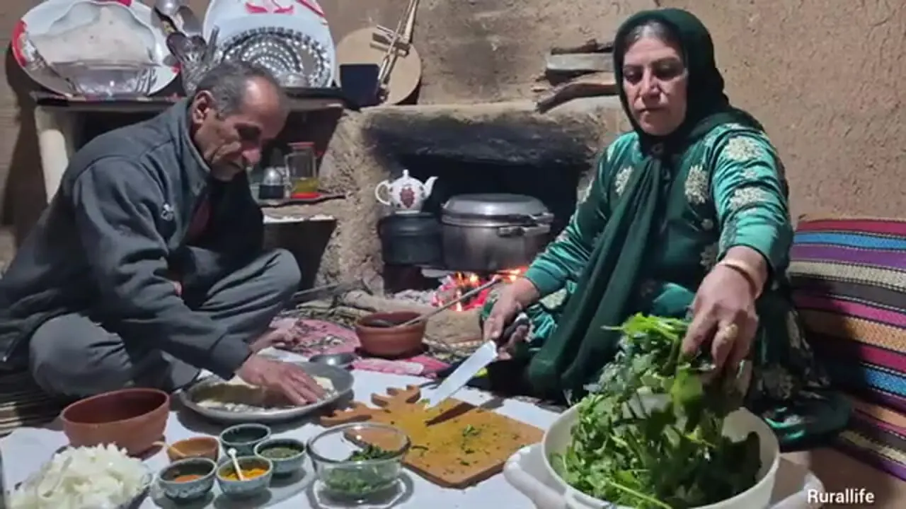 ببینید| غذای روستایی در ایران؛ پخت آش دوغ سنتی روی آتش