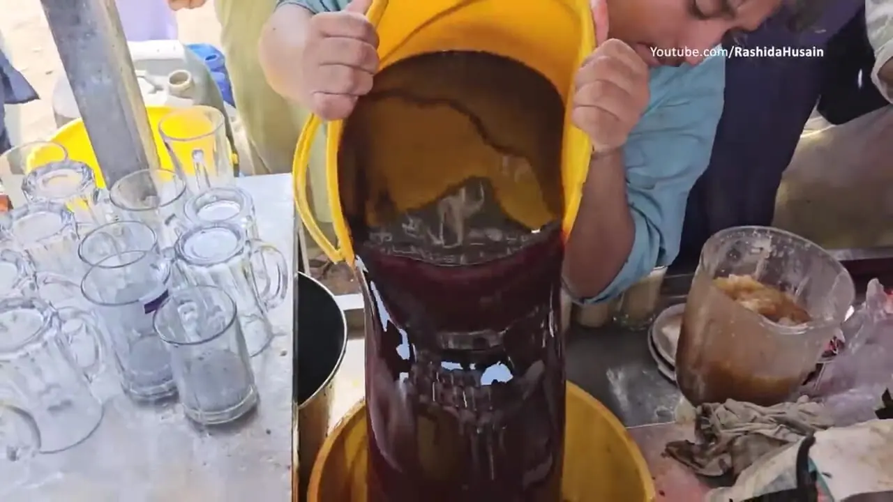 ببینید| غذای خیابانی در پاکستان؛ تهیه شربت نیشکر با یخ در کراچی 