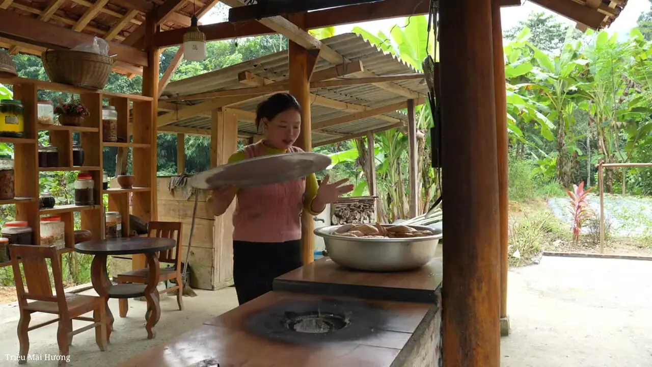 ببینید| غذای روستایی در ویتنام؛ کباب کردن مرغ کامل در بامبو روی آتش در جنگل