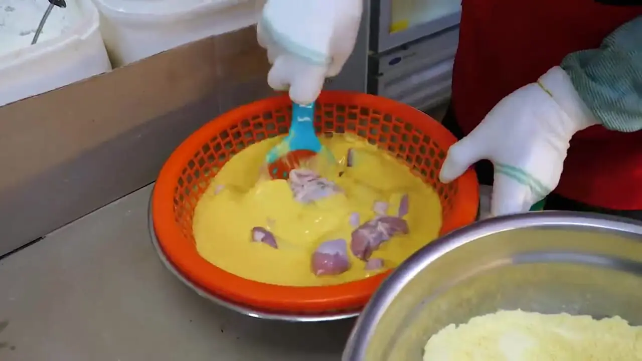 ببینید| غذای خیابانی در کره؛ تهیه مرغ و میگوی سوخاری در سئول