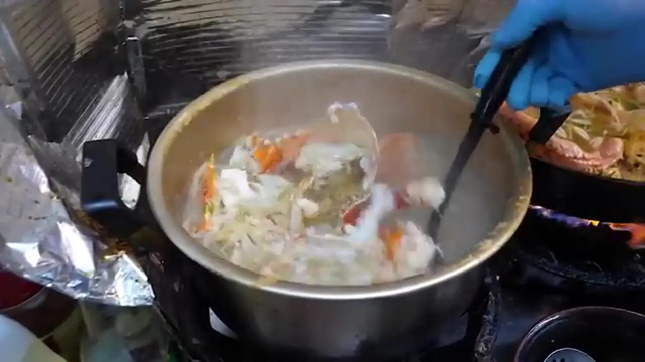 غذای خیابانی در ژاپن؛ تهیه دو نوع غذا با میگو غول پیکر و سوشی با ماهی تن در اوکیناوا