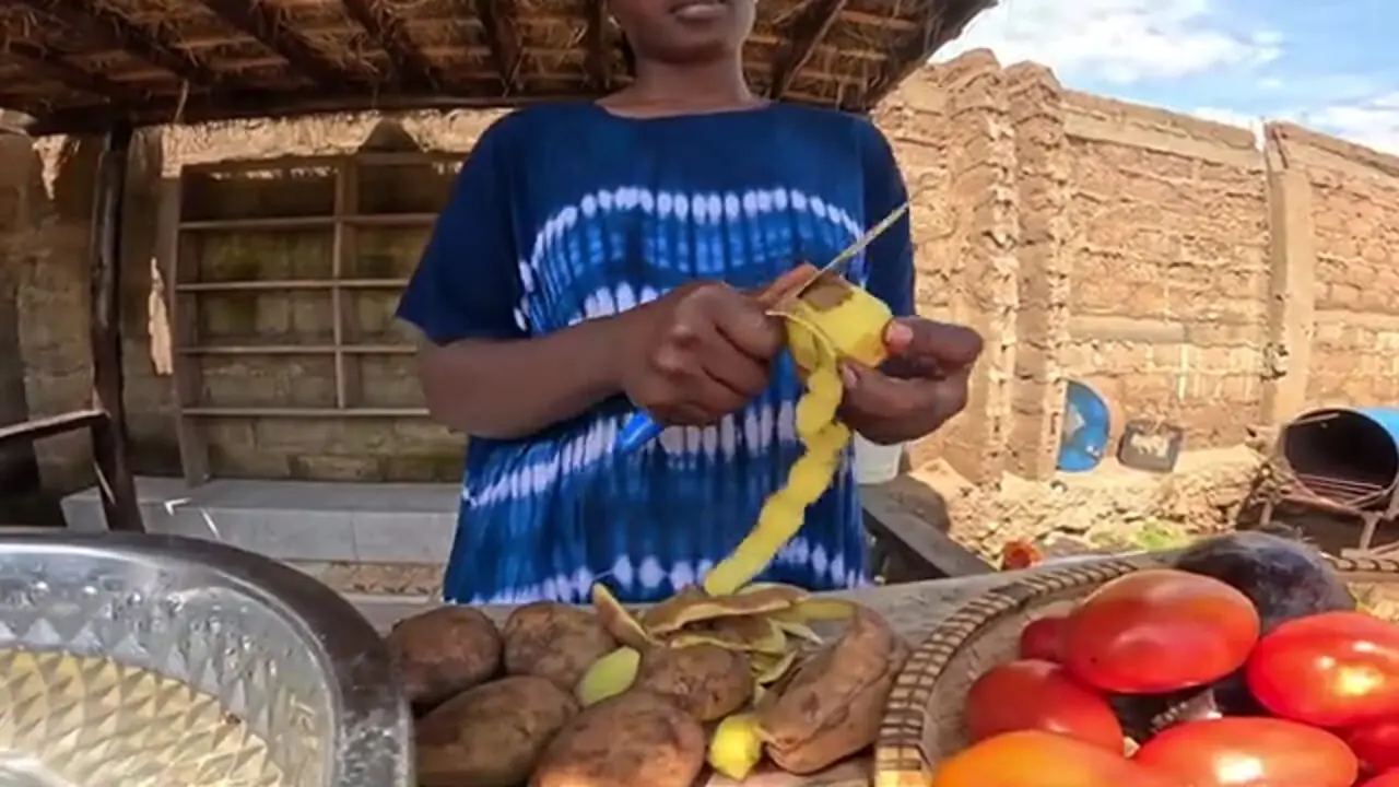 ببینید| غذای روستایی در کنیا؛ پخت استیک با گوشت گاو  و تهیه پوره سیب زمینی