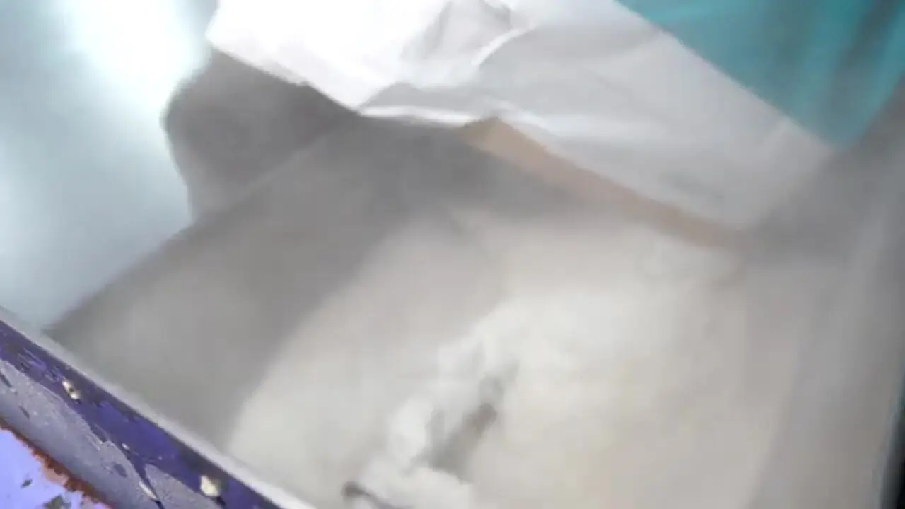 غذای خیابانی در کره؛ مراحل تهیه نودل تند با گوشت گاو در سئول