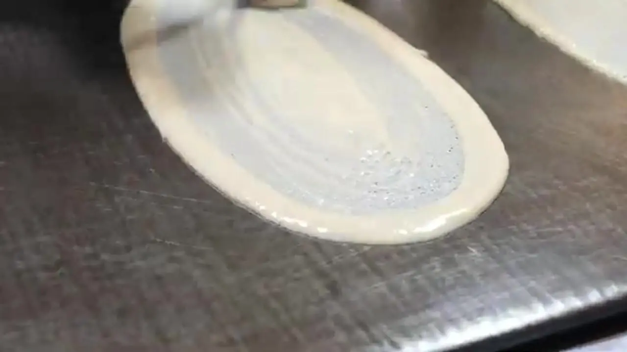 غذای خیابانی در تایلند؛ تهیه پنکیک تخم مرغ و پنیر در بانکوک