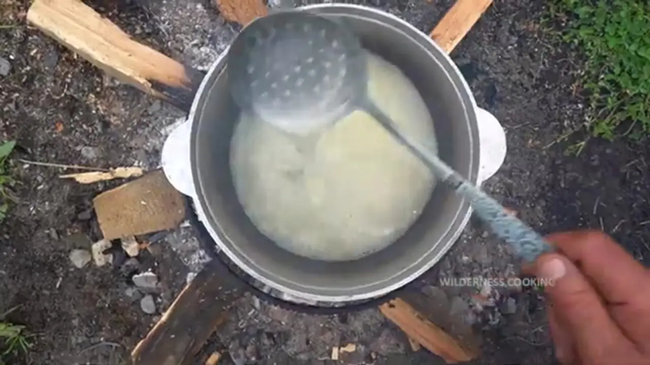 غذای روستایی در آذربایجان؛ برداشت گردو از جنگل و تهیه باقلوا با آن