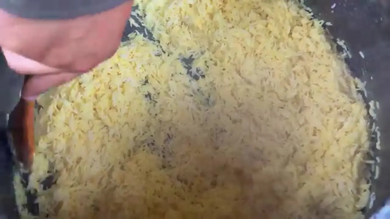 غذای روستایی در آذربایجان؛ پخت یک غذای سنتی با برنج، گوشت و زغال اخته