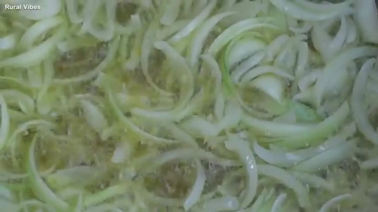 ببینید| غذای روستایی در افغانستان؛ پخت آش رشته سنتی توسط زوج مسن افغان