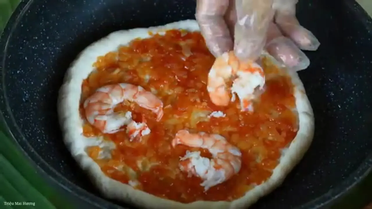 ببینید| غذای روستایی در ویتنام؛ پخت پیتزا با سوسیس و ماهی مرکب در روستایی زیبا