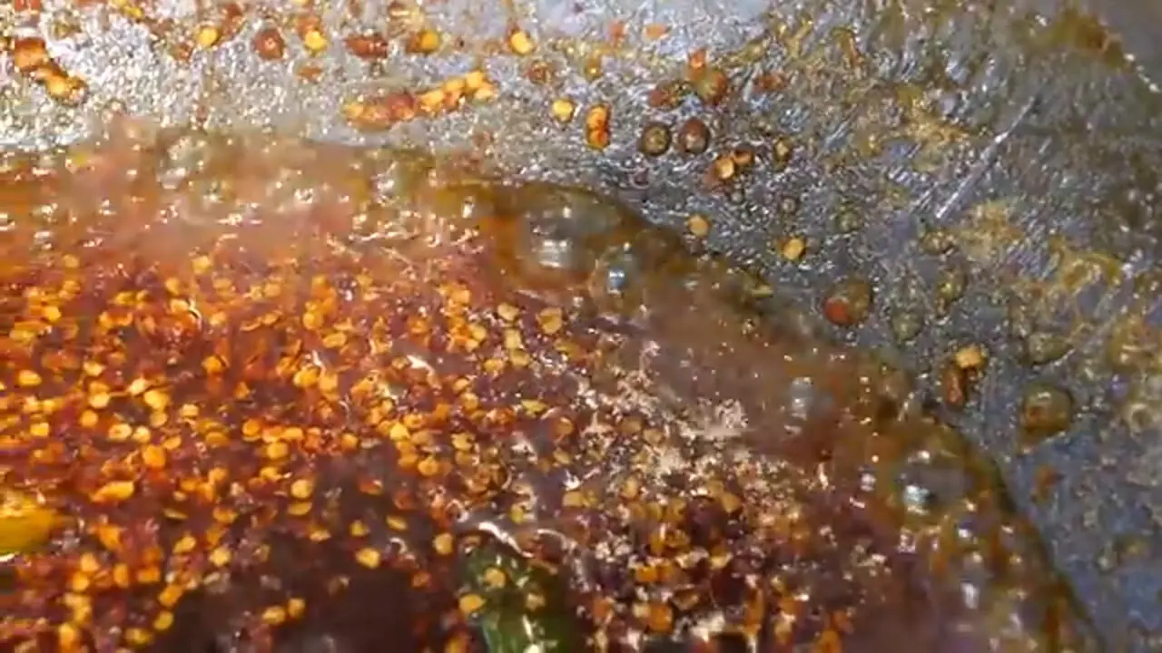 غذای خیابانی در کره؛ تهیه مرغ سوخاری ترش و شیرین در سئول