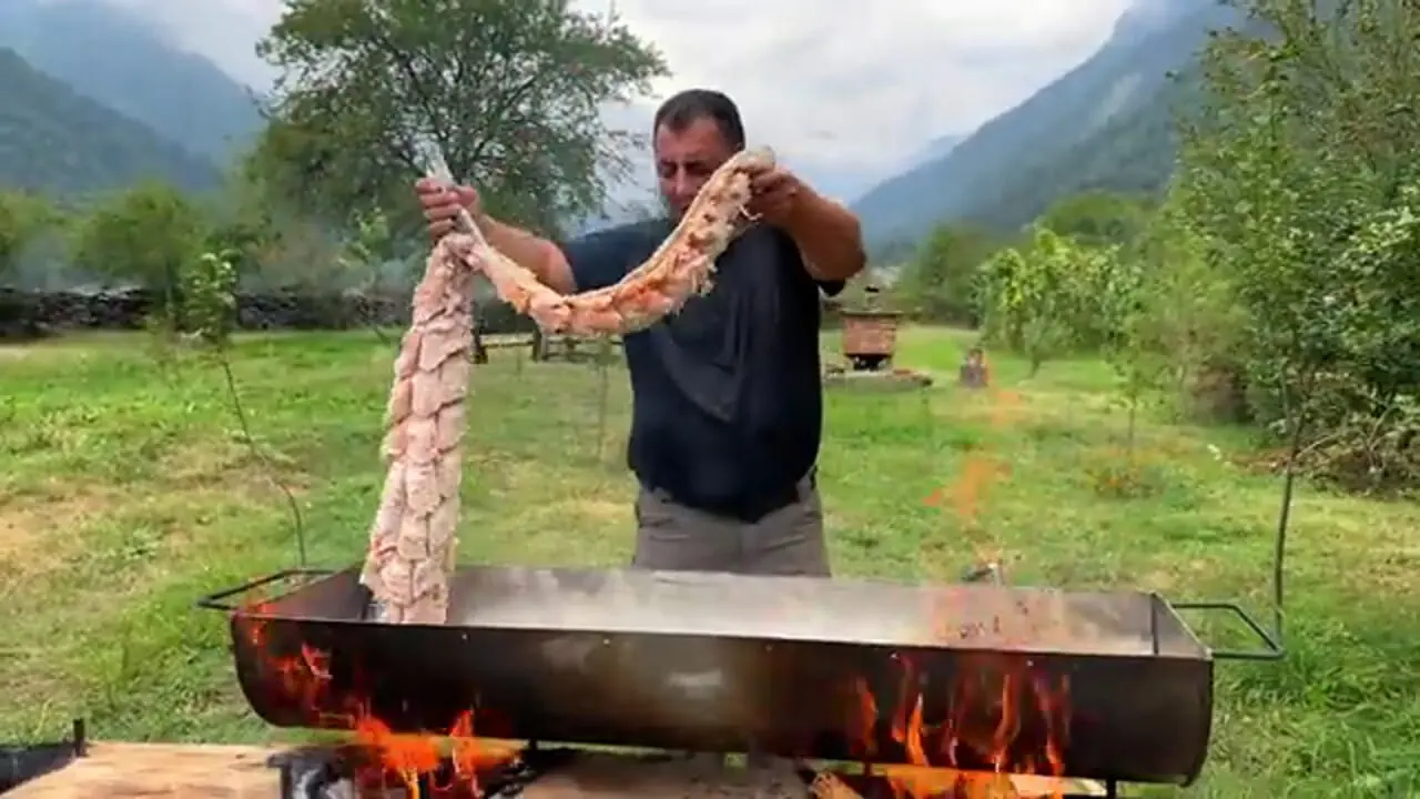 ببینید| غذای روستایی در آذربایجان؛ پخت یک غذای خاص با ماهی سالمون در یک روستای بهشتی