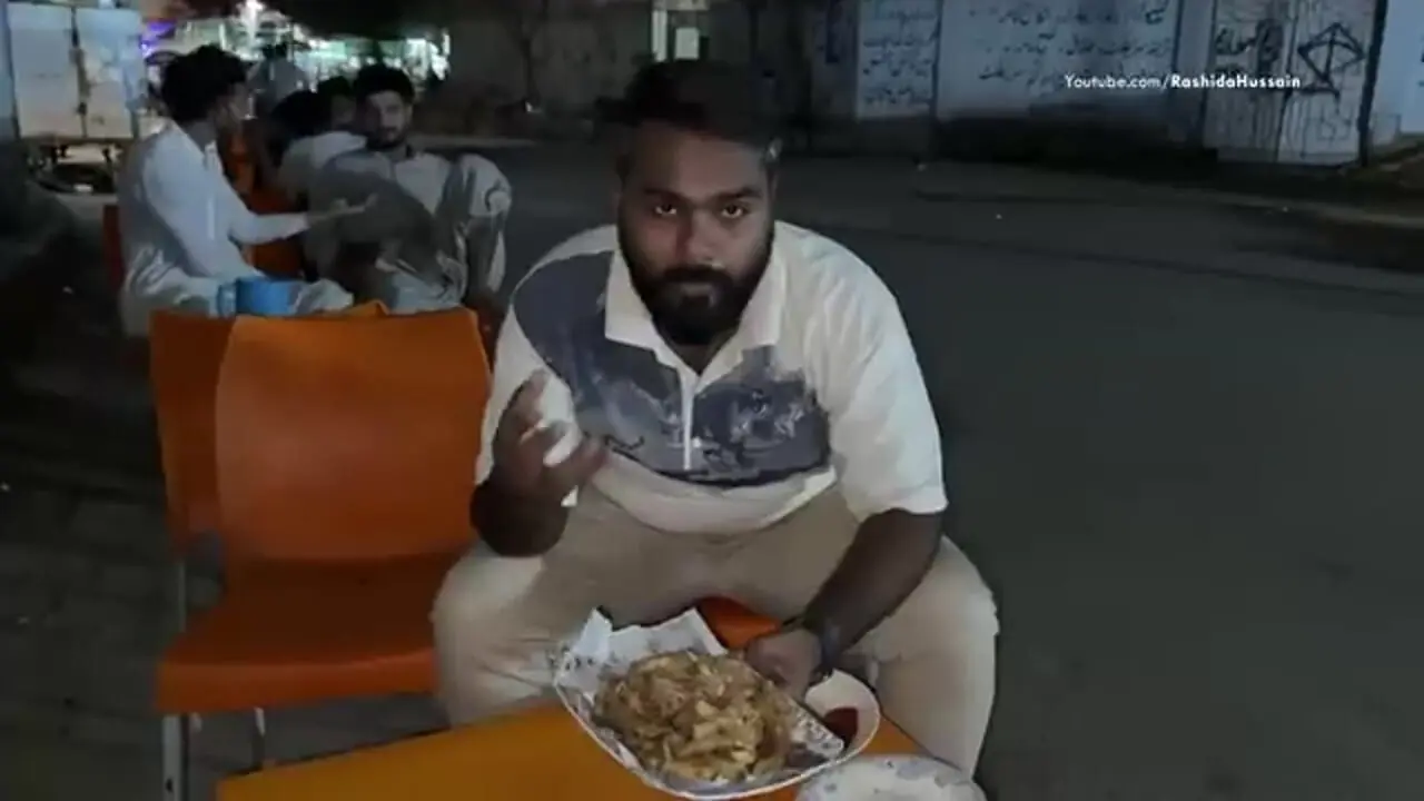 ببینید| غذای خیابانی در پاکستان؛ پخت سیب زمینی تخم مرغ به روشی متفاوت در کراچی