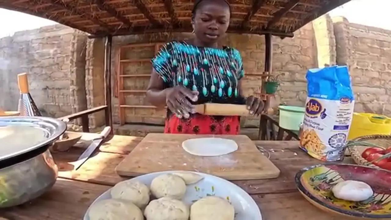 ببینید| غذای روستایی در کنیا؛ پخت سمبوسه با گوشت گاو در روستا