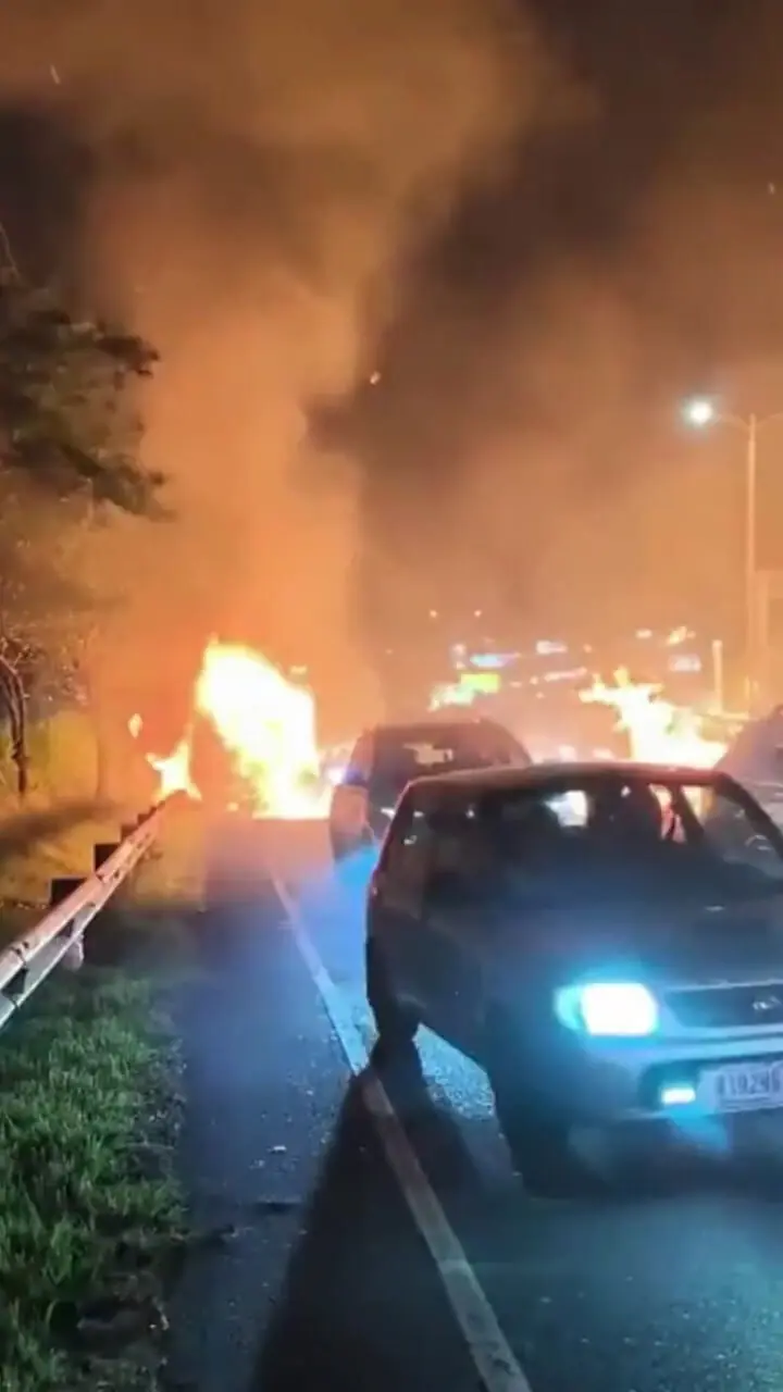ببینید؛ آتش گرفتن یک کامیون در جاده