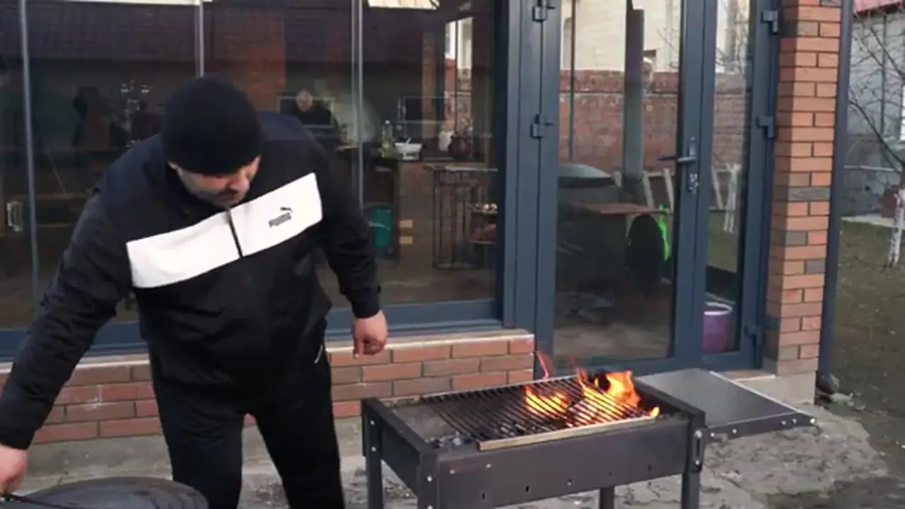 غذای روستایی در روسیه؛ تهیه سوسیس و همبرگر خانگی با گوشت گاو در روستا