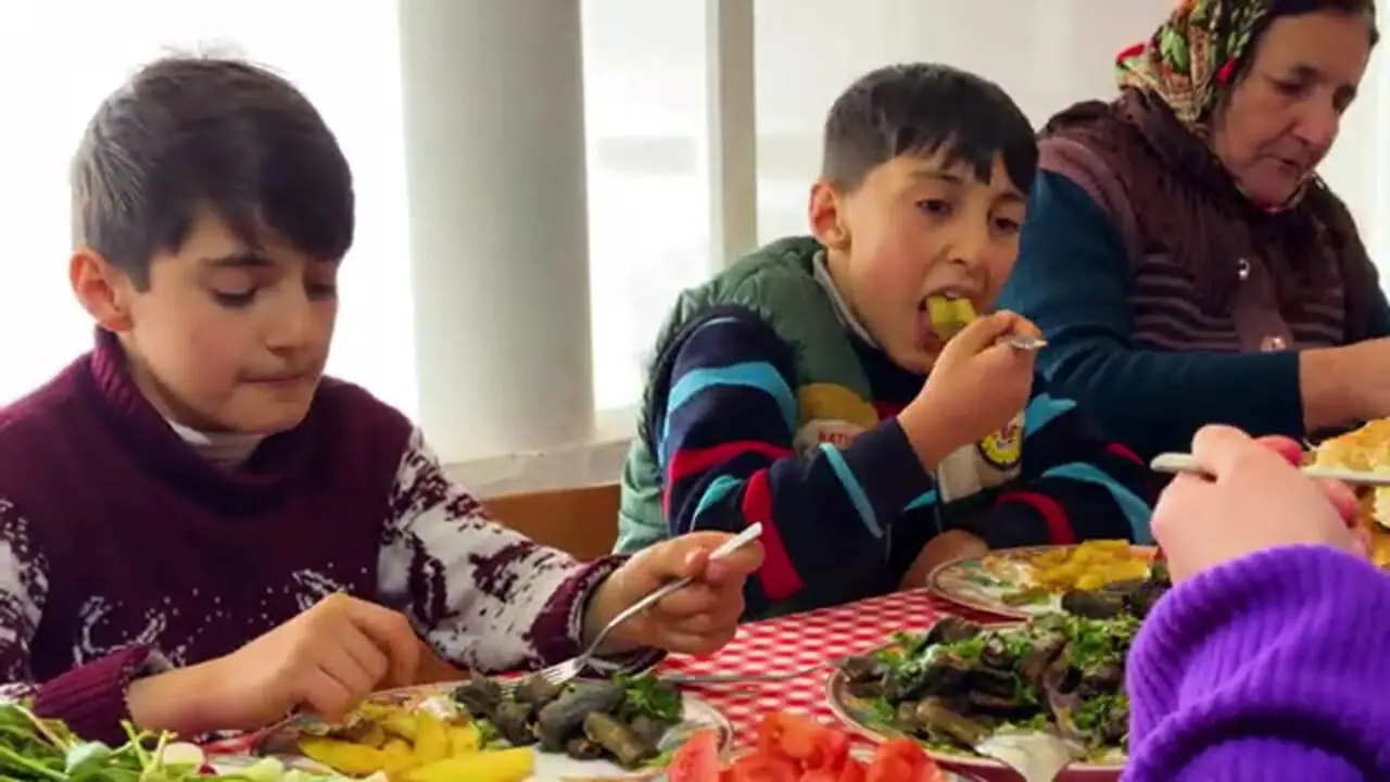 غذای روستایی در آذربایجان؛ کباب کردن و پخت غذا با مارماهی در هوای برفی