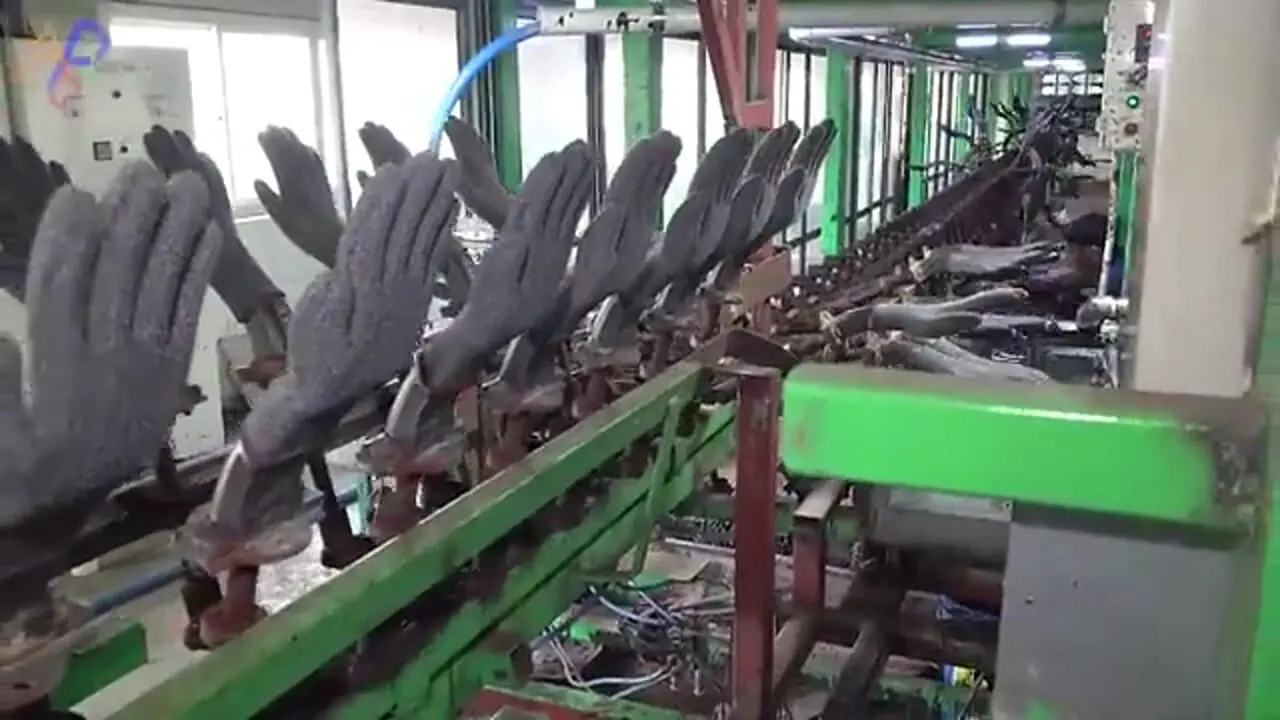 فرآیند تولید انبوه دستکش کار در کارخانه ای در کره جنوبی