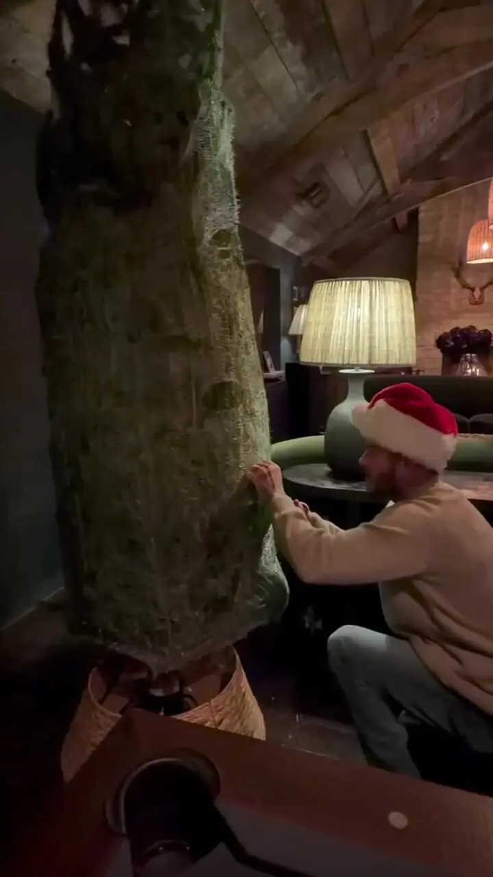 تیغ اره‌برقی به جای توپ!؛ متفاوت‌ترین صحنه از دیوید بکام در آستانه کریسمس