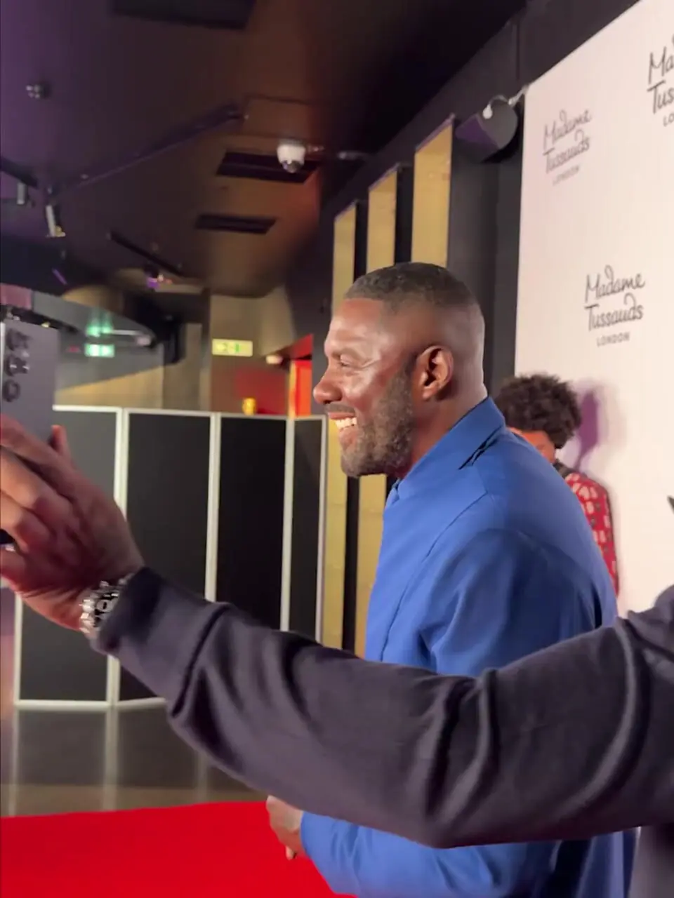 اقدام جالب بازیگر مشهور در مراسم رونمایی از مجسمه مومی‌‌اش