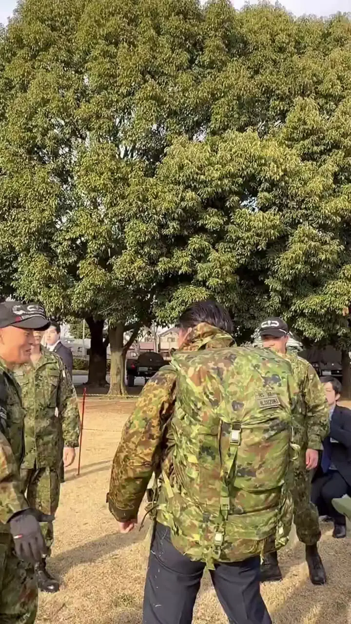 ببینید| وزیر دفاع ژاپن در تمرین نیروهای نخبه با کوله پشتی ۴۰ کیلویی