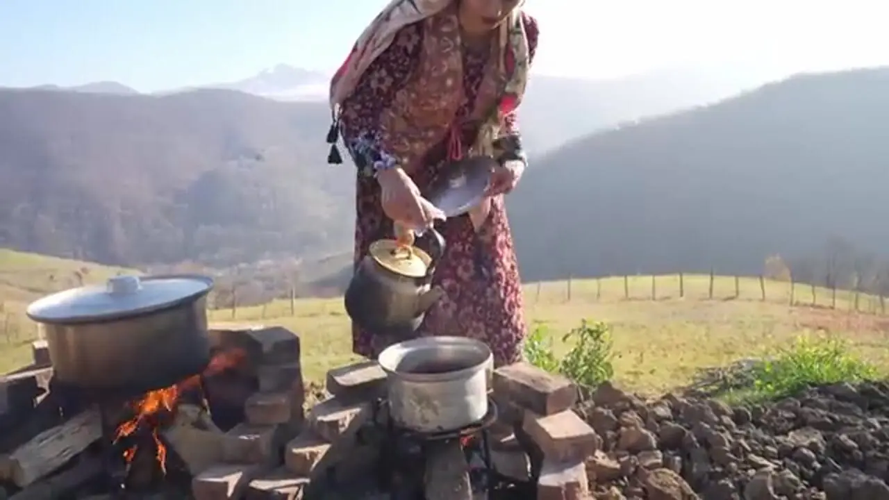 غذای روستایی در ایران؛ پخت مرغ شکم پر در طبیعت کوهستانی روستا
