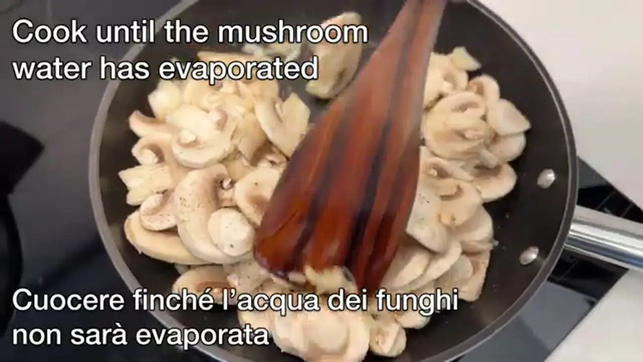 طرز تهیه سوپ گل کلم خامه ای با قارچ به روش آشپز مشهور ایتالیایی