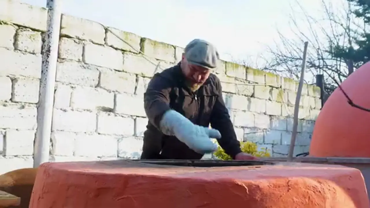 غذای روستایی در آذربایجان؛ کباب کردن مرغ کامل در تنور و در طبیعت روستا