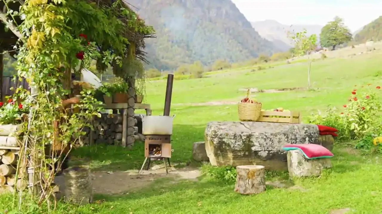 غذای روستایی در آذربایجان؛ تهیه آب سیب و یک دسر متفاوت با سیب، عسل و گردو