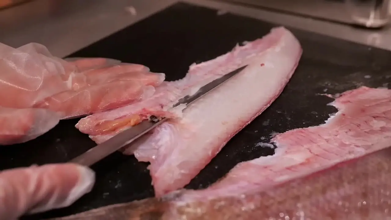 غذای خیابانی در آمریکا؛ برش زدن ماهی و تهیه سوشی و ساشیمی در نیویورک