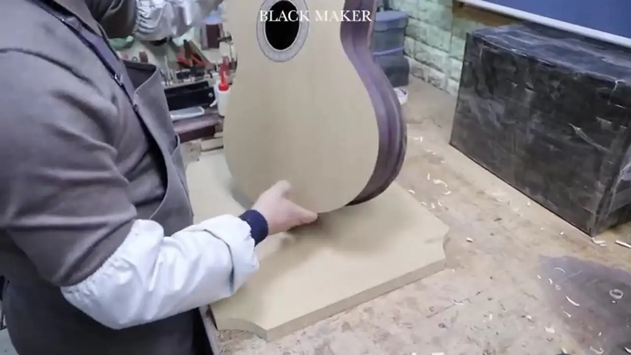مراحل دیدنی ساخت گیتار کلاسیک در کارگاهی در کره جنوبی