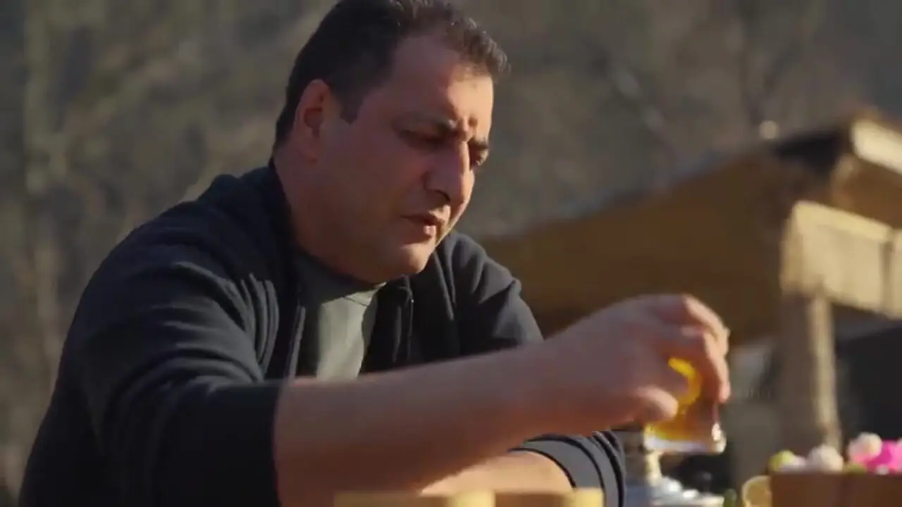 غذای روستایی در آذربایجان؛ پخت دلمه کلم با گوشت بره در روستا